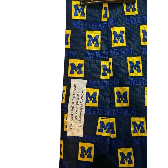 Merge Left University Of Michigan Logo Collegiate Novelty Necktie 100% Silk - Picture 5 of 8